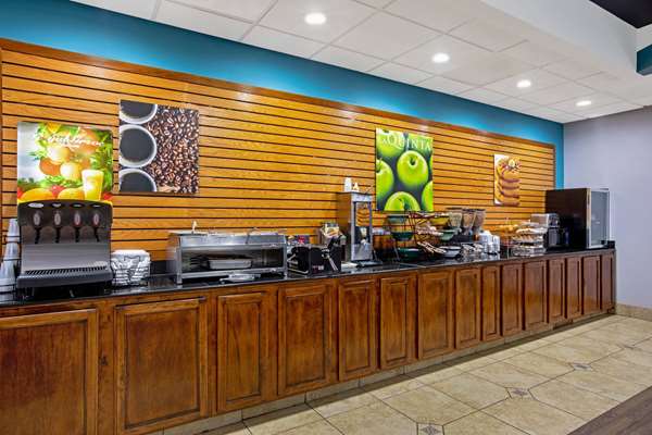  - La Quinta Inn & Suites Airport Tulsa - I-244, Exit 11