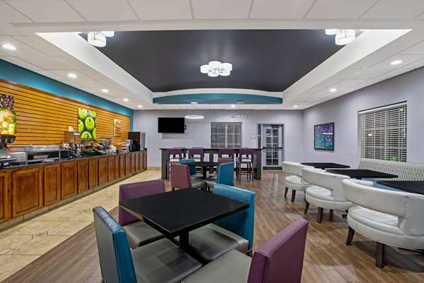  - La Quinta Inn & Suites Airport Tulsa - I-244, Exit 11