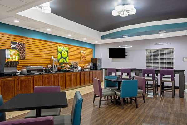  - La Quinta Inn & Suites Airport Tulsa - I-244, Exit 11