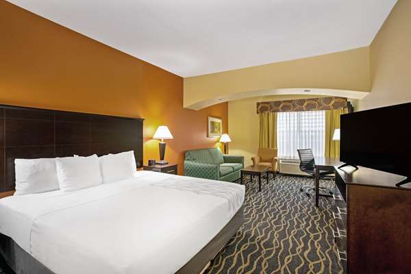Suite - La Quinta Inn & Suites Airport Tulsa - I-244, Exit 11