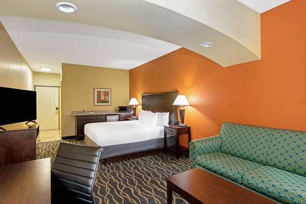 Suite - La Quinta Inn & Suites Airport Tulsa - I-244, Exit 11
