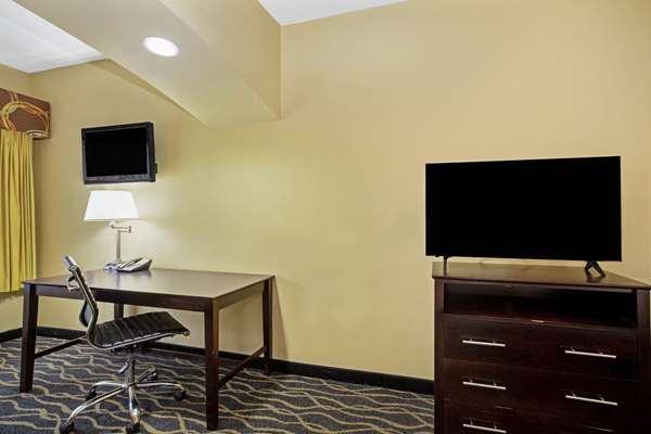  - La Quinta Inn & Suites Airport Tulsa - I-244, Exit 11