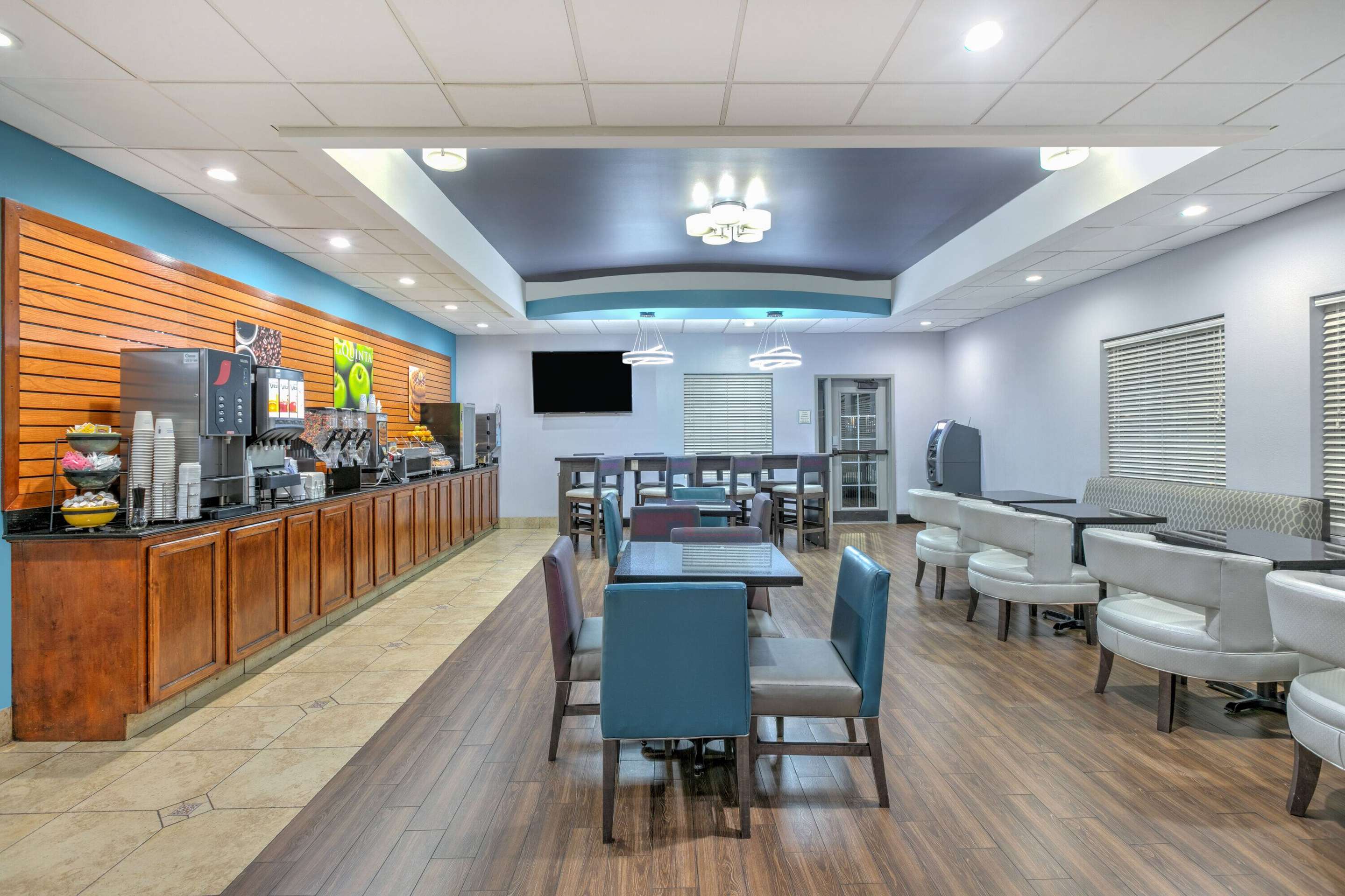 Breakfast Area | La Quinta Inn & Suites by Wyndham Tulsa Airpt / Expo Square
