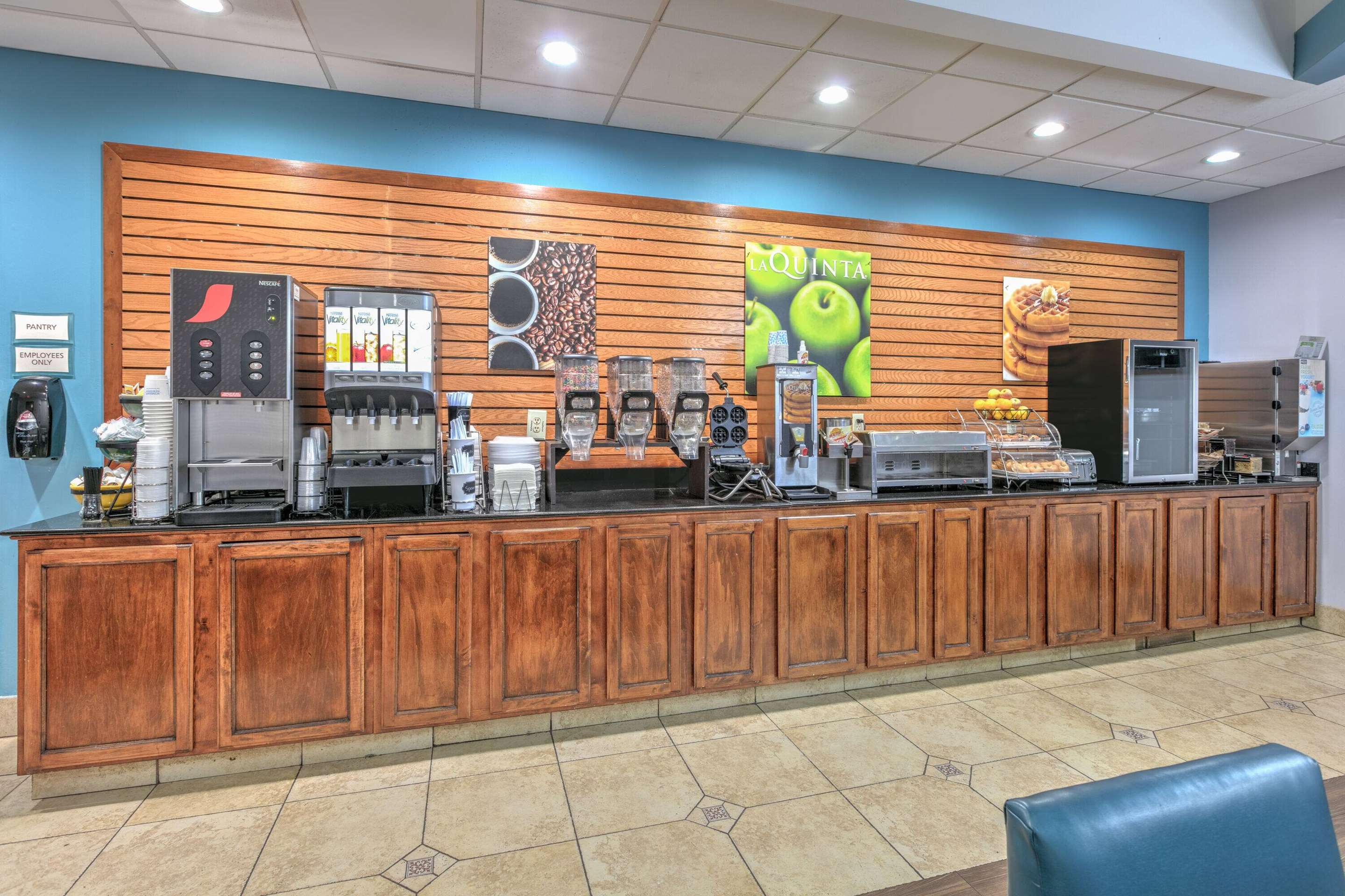 Breakfast Area | La Quinta Inn & Suites by Wyndham Tulsa Airpt / Expo Square