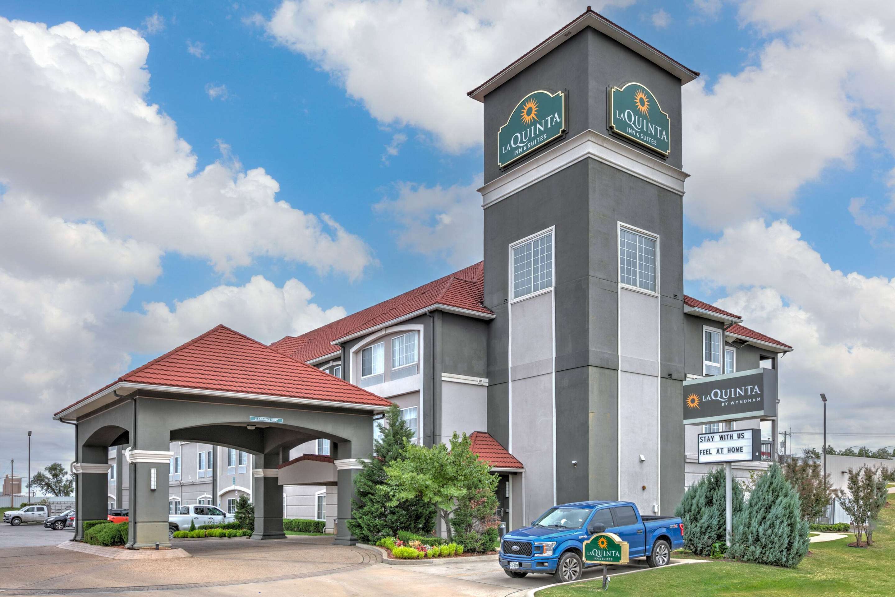 Exterior | La Quinta Inn & Suites by Wyndham Tulsa Airpt / Expo Square