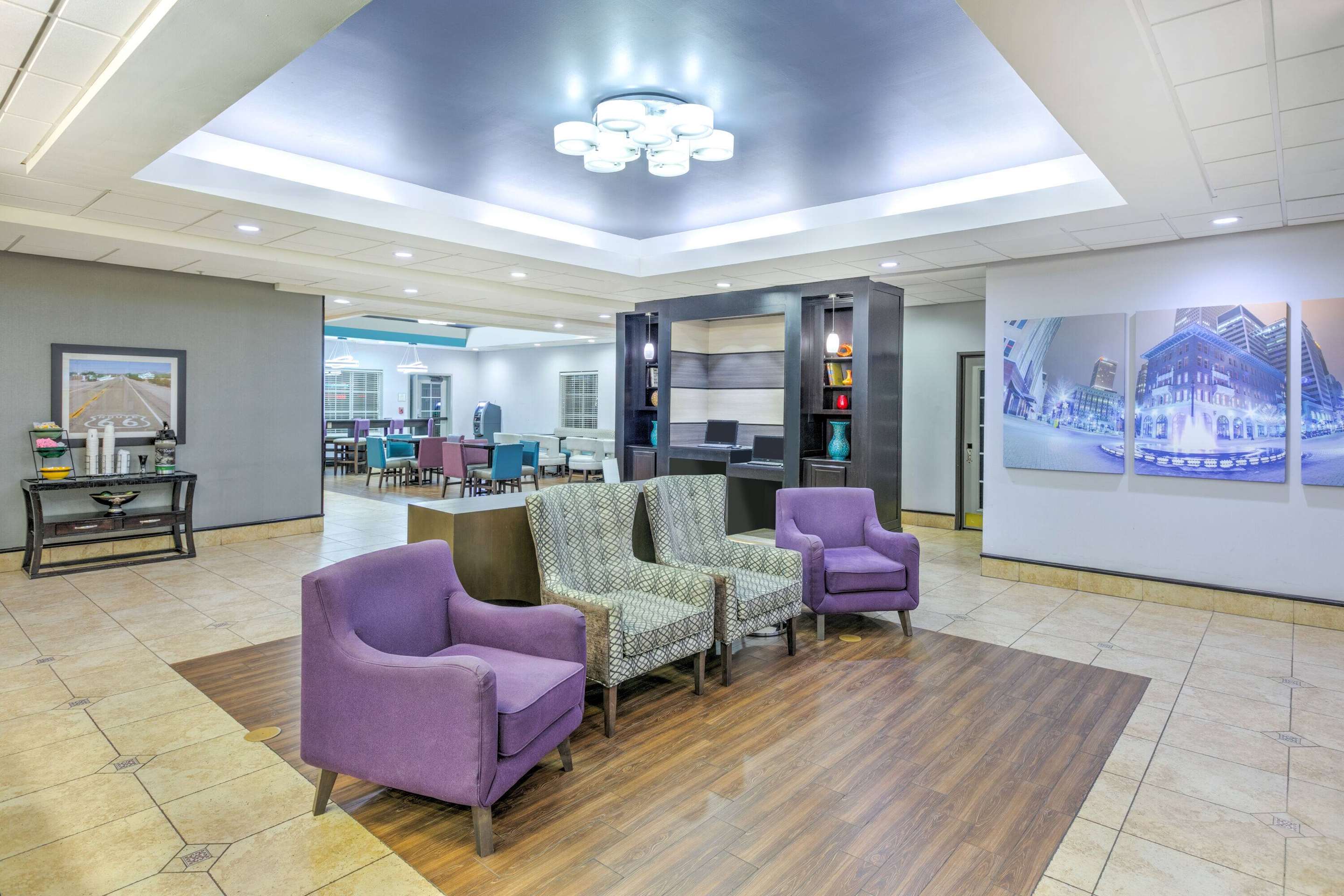 Lobby | La Quinta Inn & Suites by Wyndham Tulsa Airpt / Expo Square