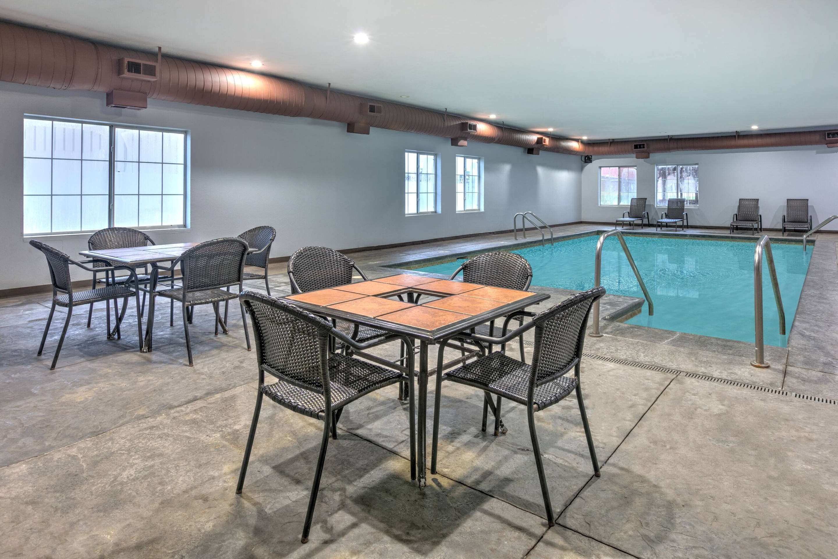 Pool | La Quinta Inn & Suites by Wyndham Tulsa Airpt / Expo Square