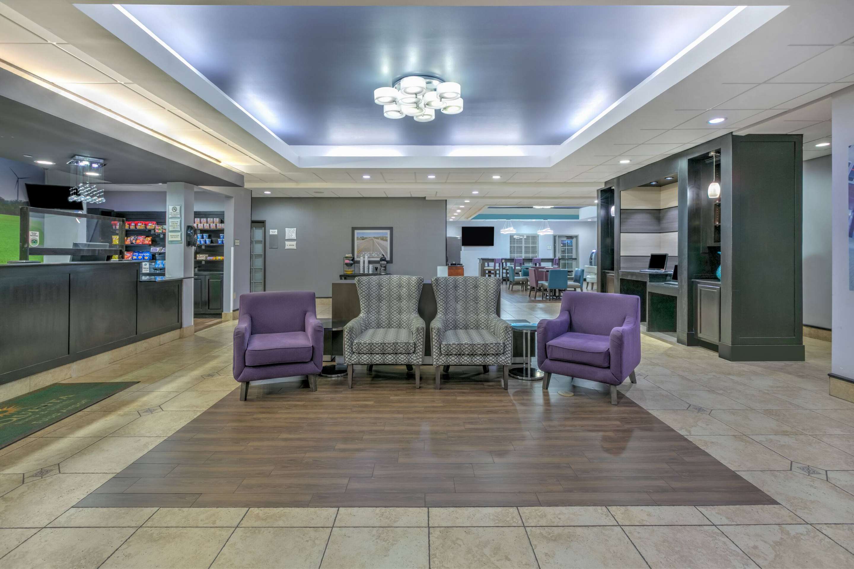 Lobby | La Quinta Inn & Suites by Wyndham Tulsa Airpt / Expo Square