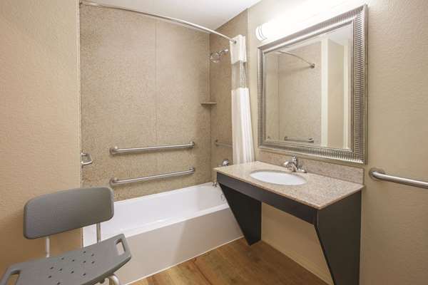  - La Quinta Inn & Suites Harbor Point Garland - I-30, Exit 60