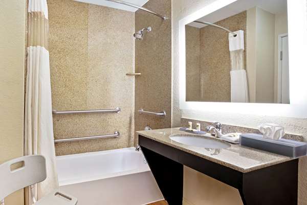  - La Quinta Inn & Suites Harbor Point Garland - I-30, Exit 60