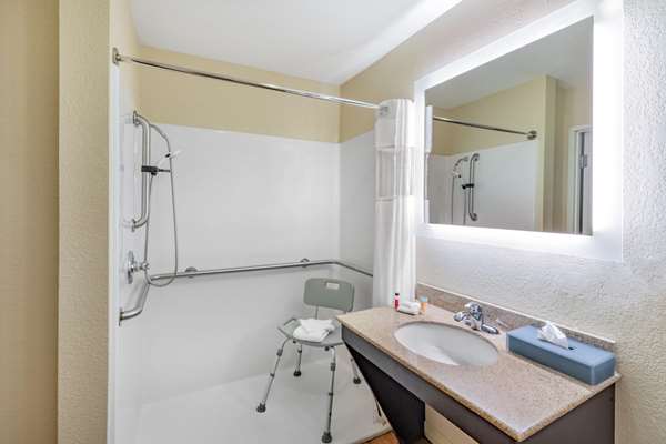  - La Quinta Inn & Suites Harbor Point Garland - I-30, Exit 60