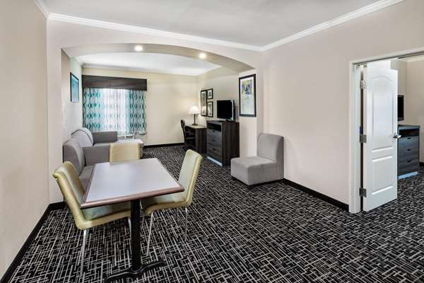  - La Quinta Inn & Suites Harbor Point Garland - I-30, Exit 60