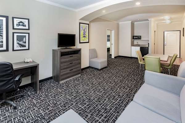  - La Quinta Inn & Suites Harbor Point Garland - I-30, Exit 60