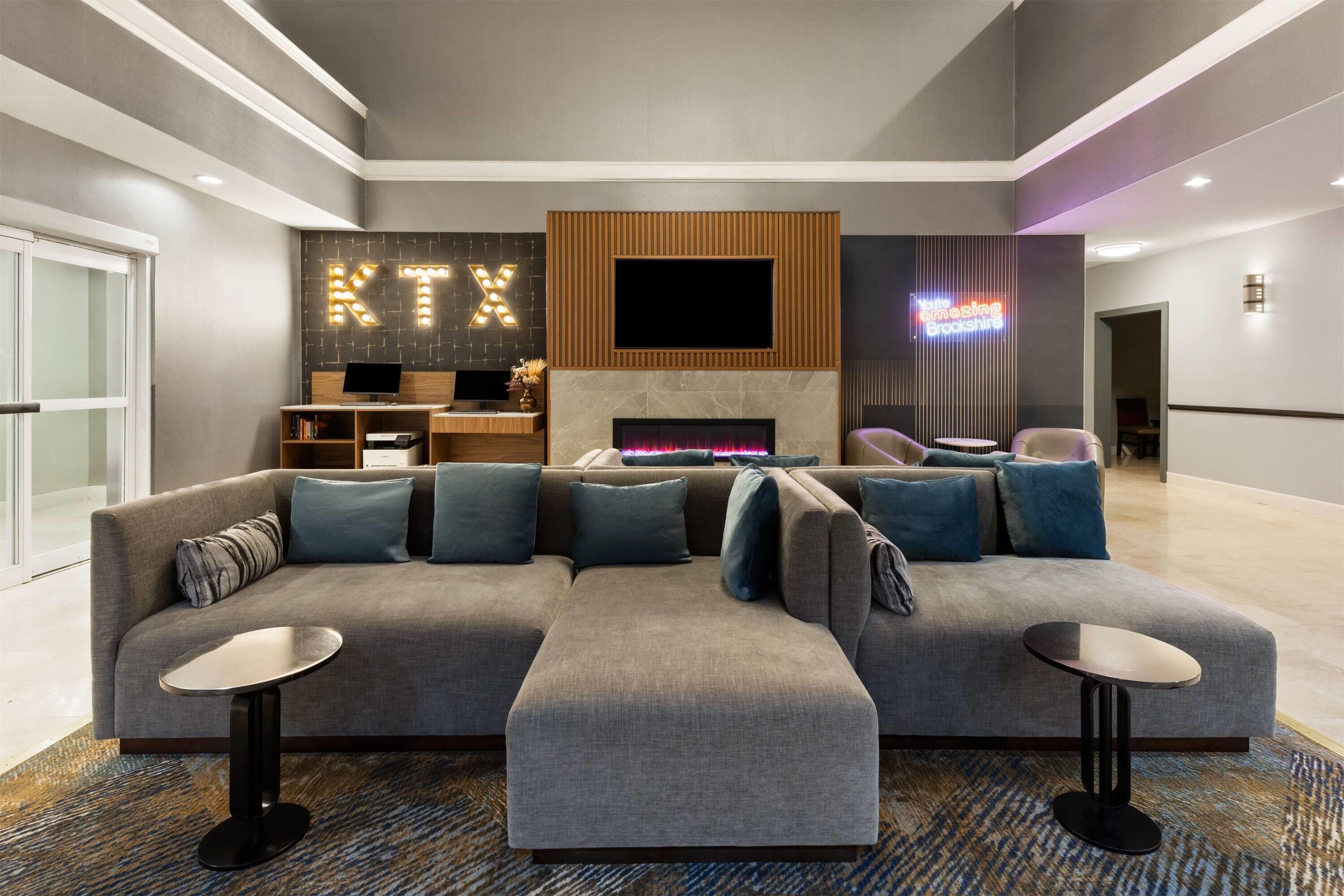 Lobby | La Quinta Inn & Suites by Wyndham-Brookshire-West Katy