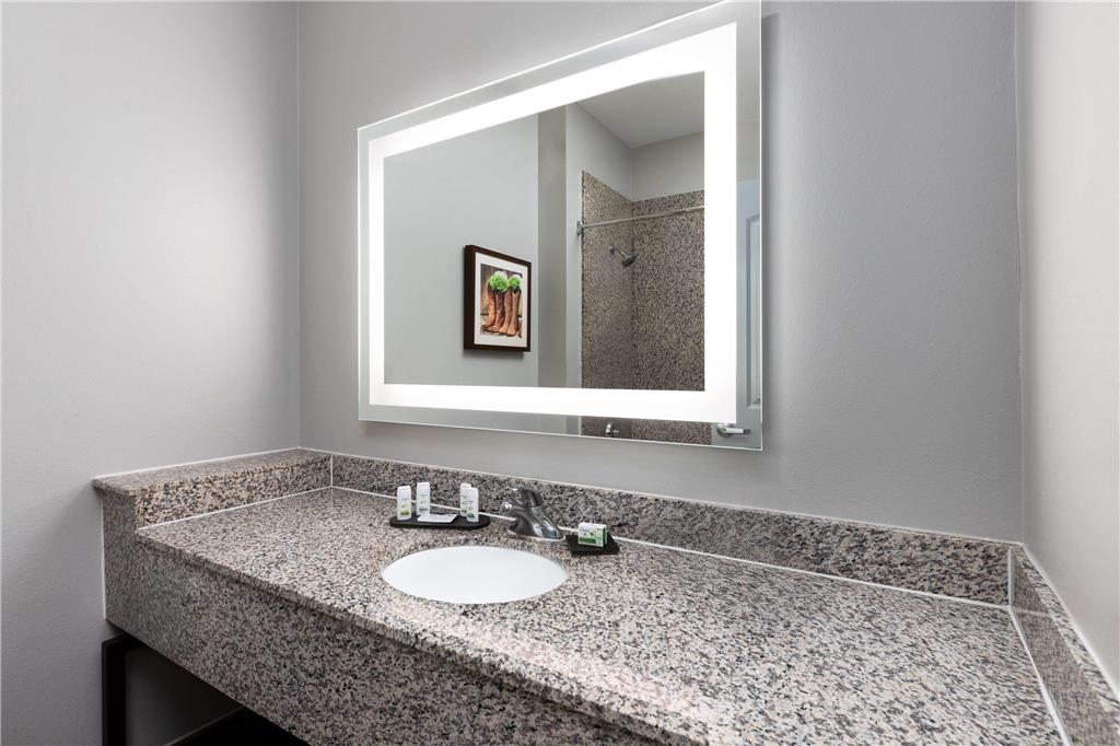 LA QUINTA INN STE BROOKSHIRE-guestroom-Guest Room,Bathroom,On-Site.jpg