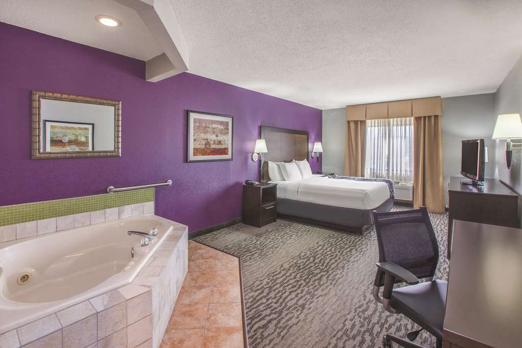 La Quinta Inn & Suites by Wyndham Erie - Tap to explore photos