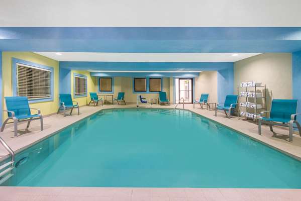 Pool - La Quinta Inn & Suites Erie - I-90, Exit 27