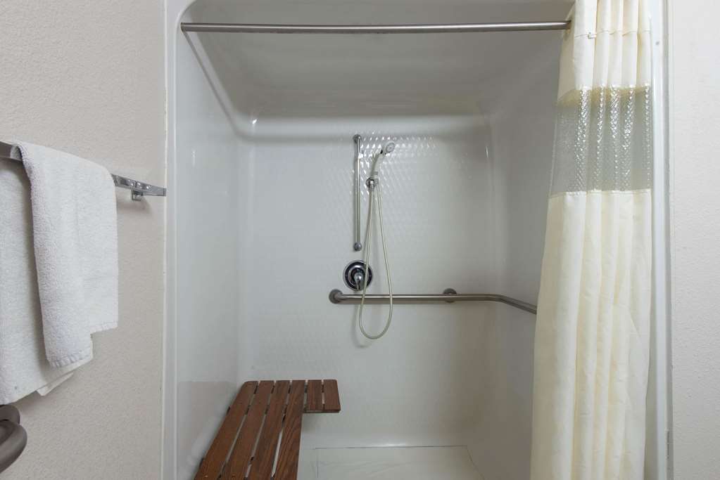 LA QUINTA INN STE ERIE-guestroom-Guest Room,Bathroom,On-Site.jpg