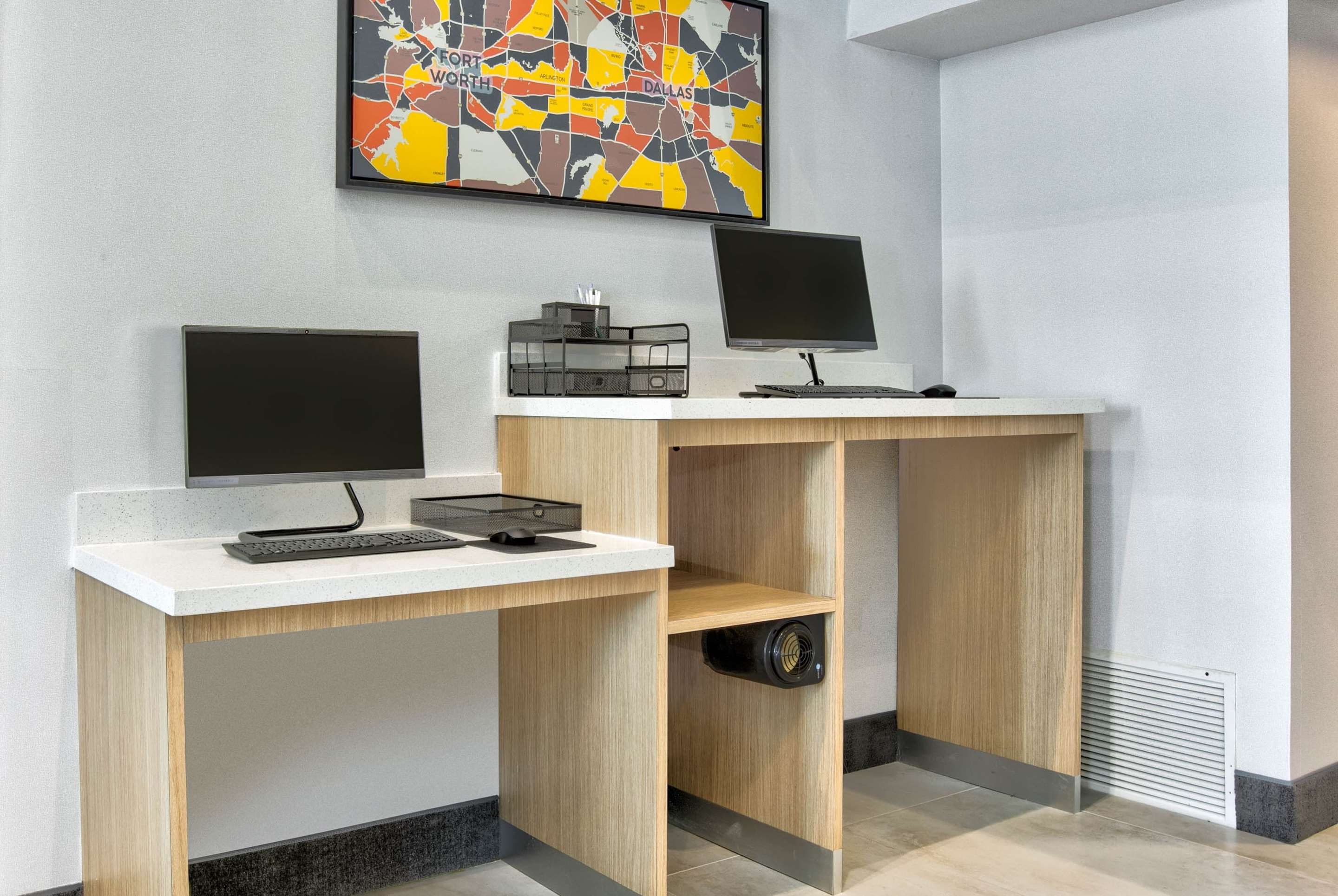 Business Center | La Quinta Inn & Suites by Wyndham Dallas - Las Colinas
