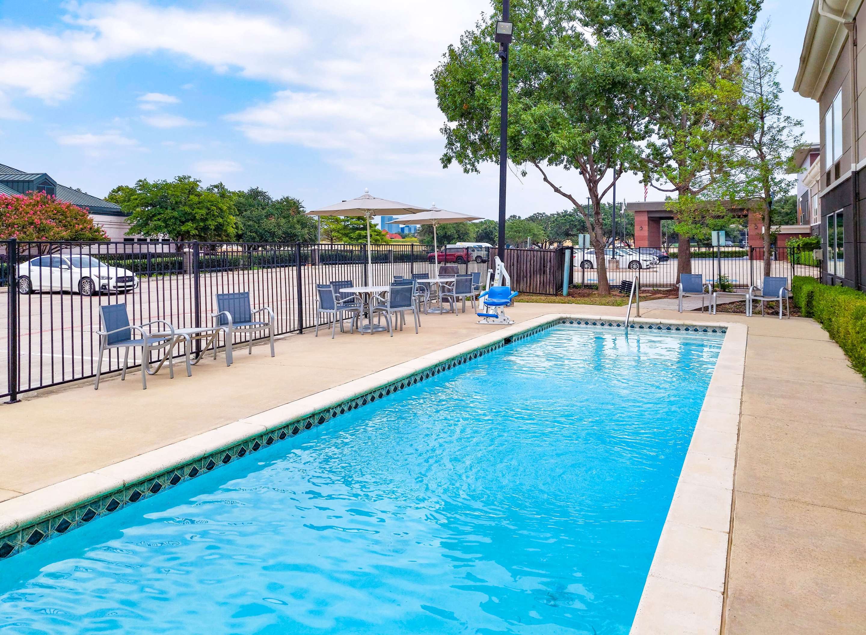 Pool | La Quinta Inn & Suites by Wyndham Dallas - Las Colinas