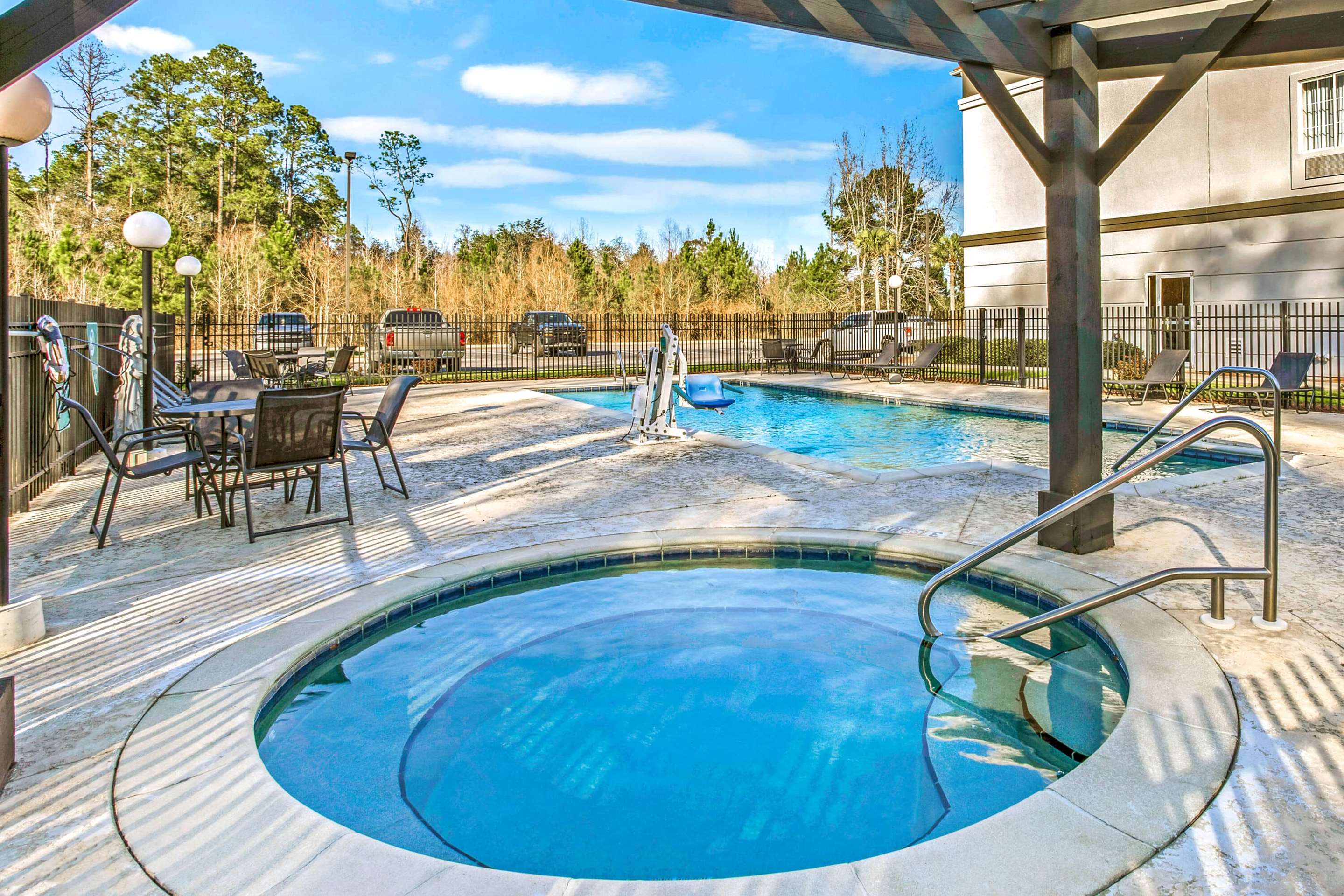Pool | La Quinta Inn & Suites by Wyndham Mobile Satsuma / Saraland
