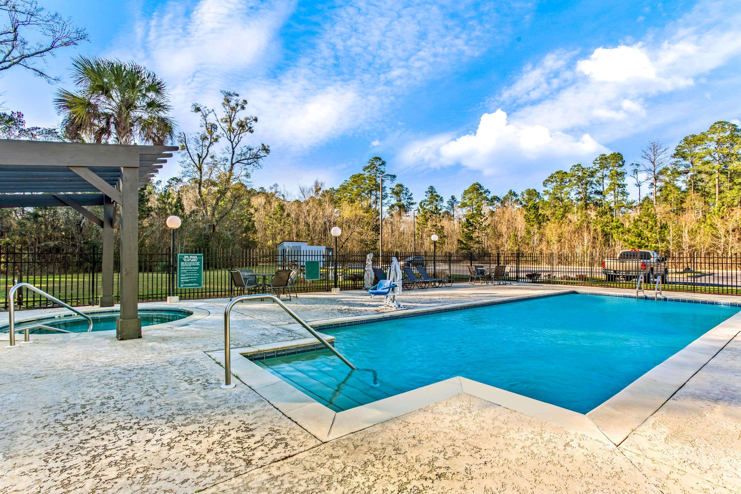 Pool | La Quinta Inn & Suites by Wyndham Mobile Satsuma / Saraland