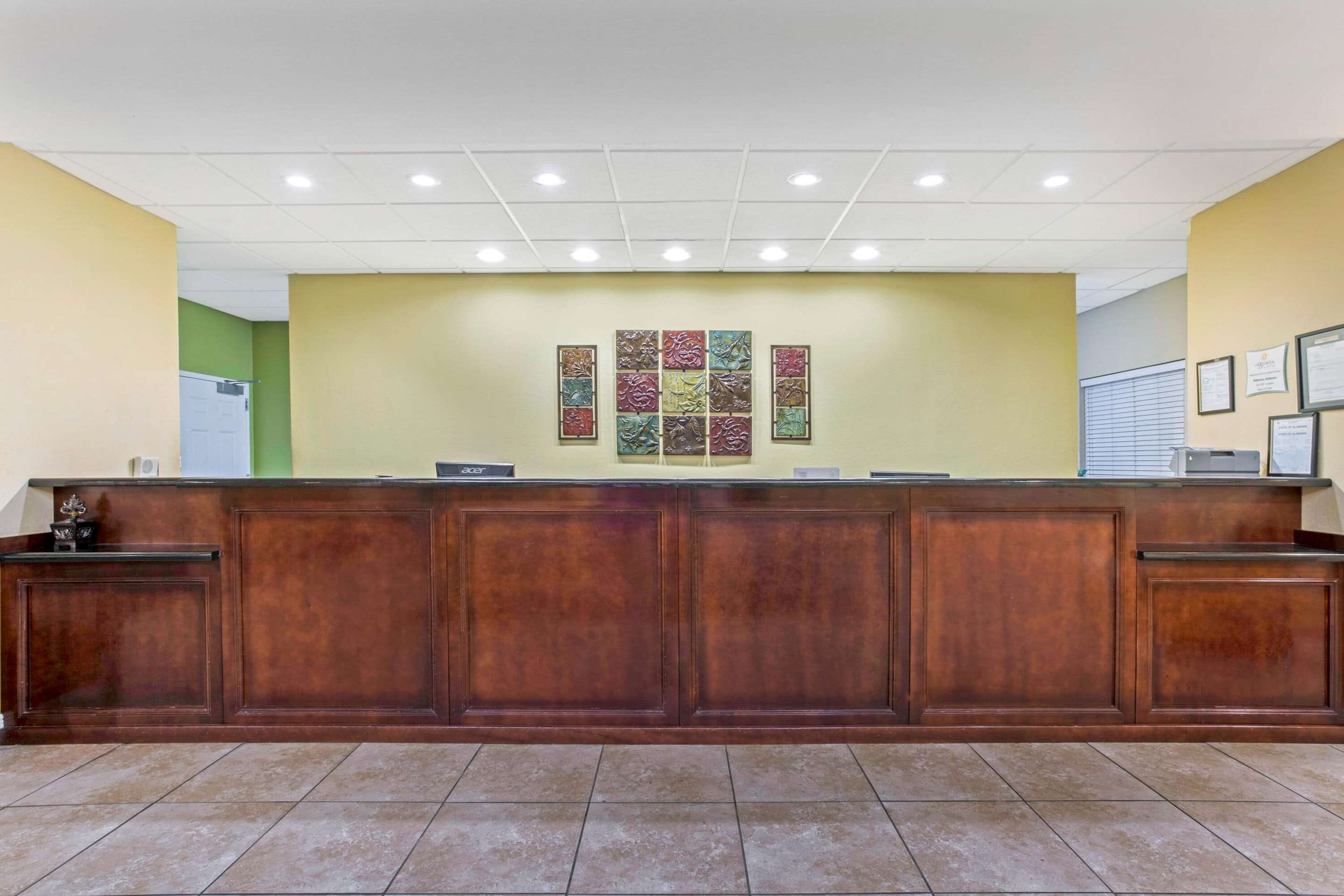 Reception | La Quinta Inn & Suites by Wyndham Mobile Satsuma / Saraland