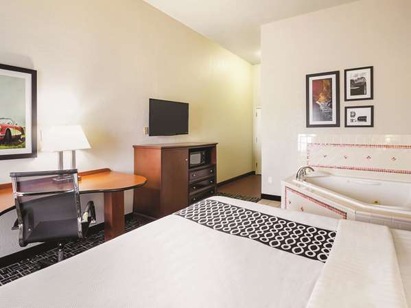  - La Quinta Inn & Suites Bowling Green - I-65, Exit 22