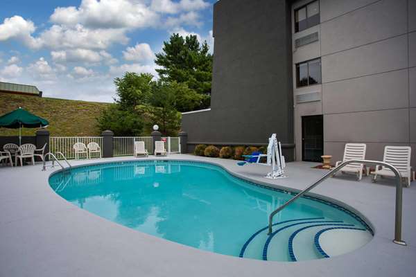 Pool - La Quinta Inn Salem - I-81, Exit 141