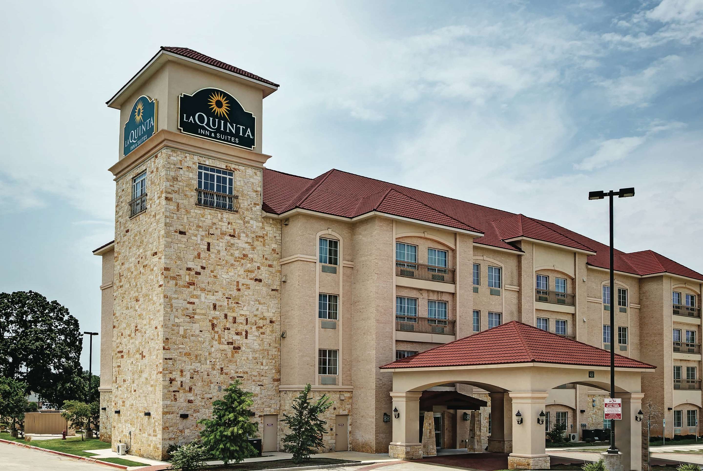 Exterior | La Quinta Inn & Suites by Wyndham DFW Airport West - Euless