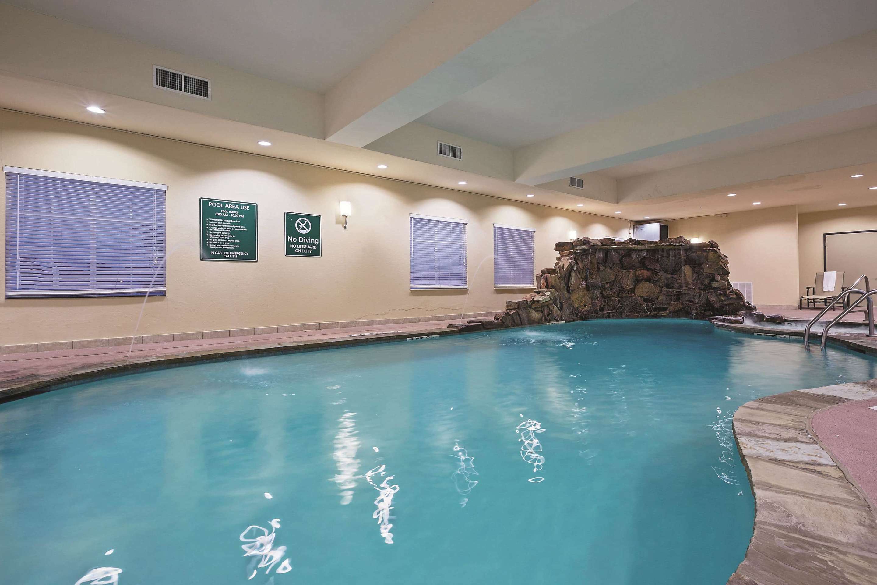 Pool | La Quinta Inn & Suites by Wyndham DFW Airport West - Euless