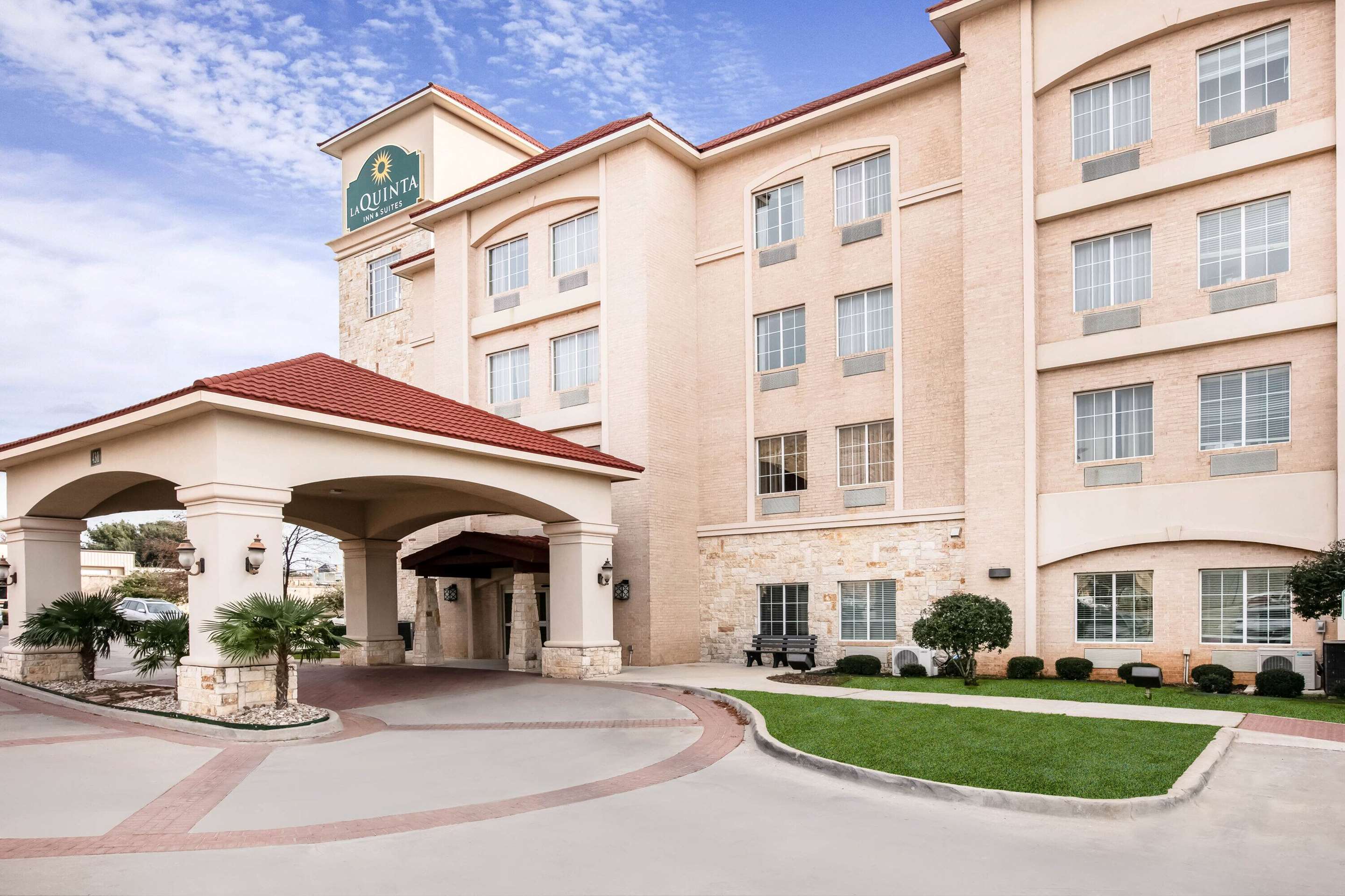 Exterior | La Quinta Inn & Suites by Wyndham DFW Airport West - Euless