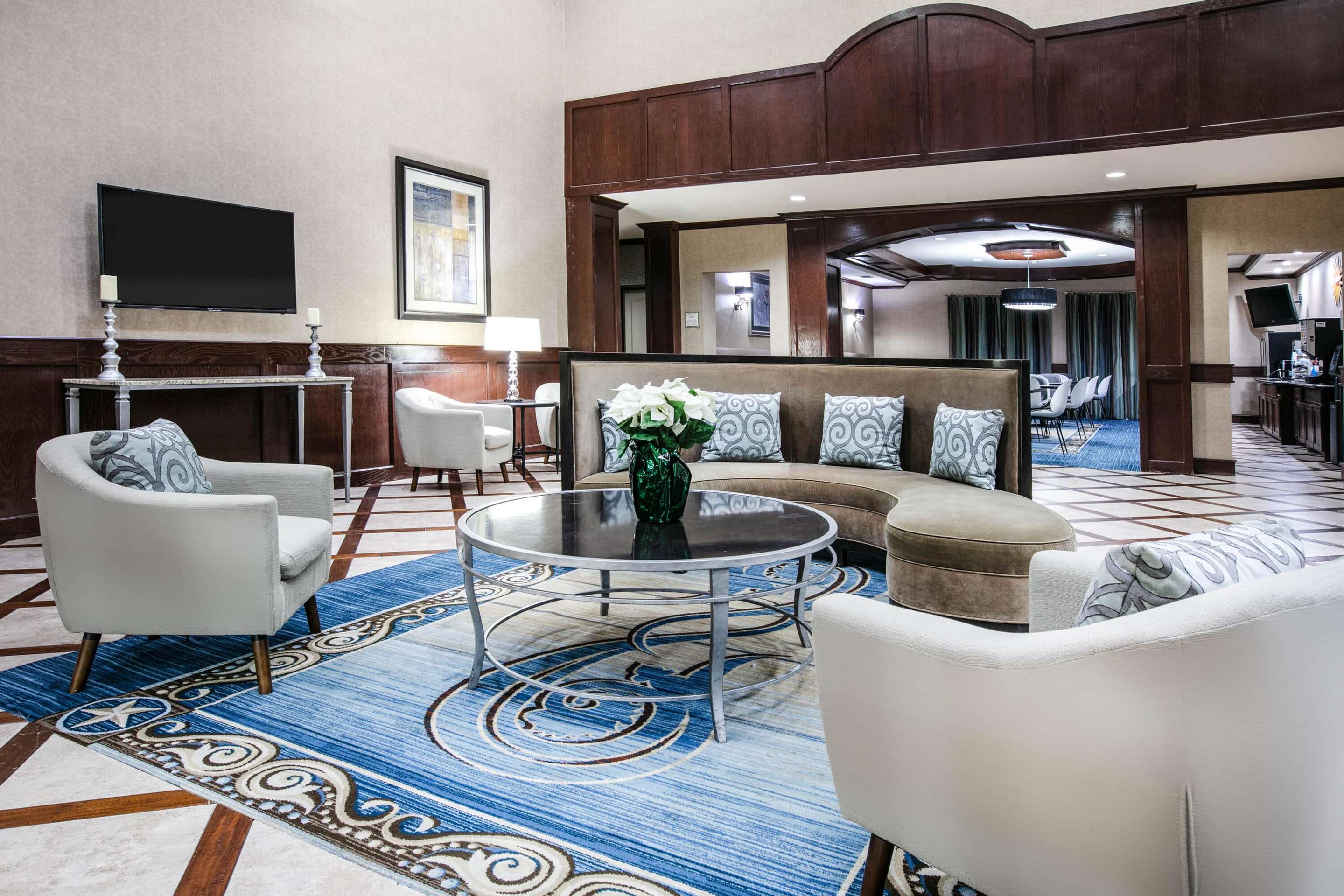 Lobby | La Quinta Inn & Suites by Wyndham DFW Airport West - Euless