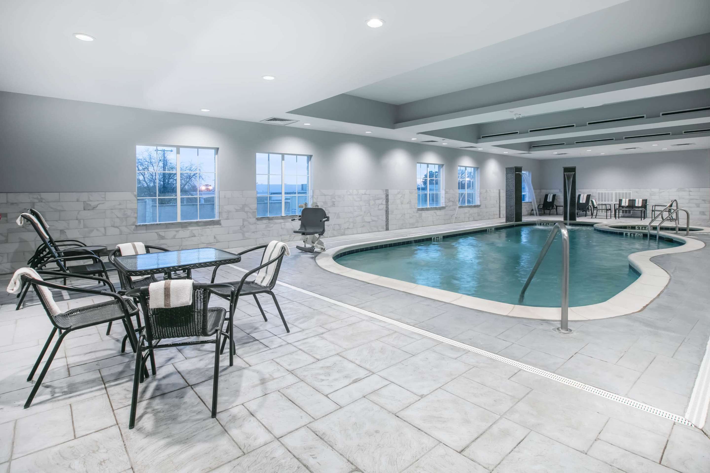 Pool | La Quinta Inn & Suites by Wyndham DFW Airport West - Euless