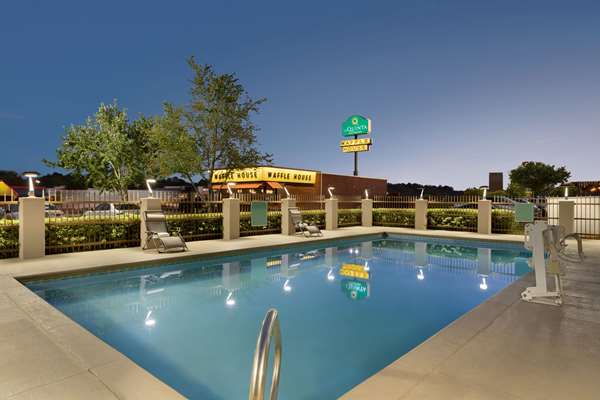 Pool - La Quinta Inn & Suites Dothan