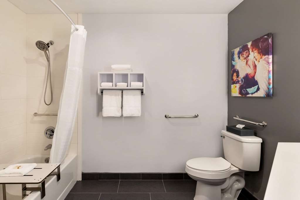LA QUINTA INN STE DOTHAN-guestroom-Guest Room,Bathroom,Tub,Accessibility,On-Site.jpg