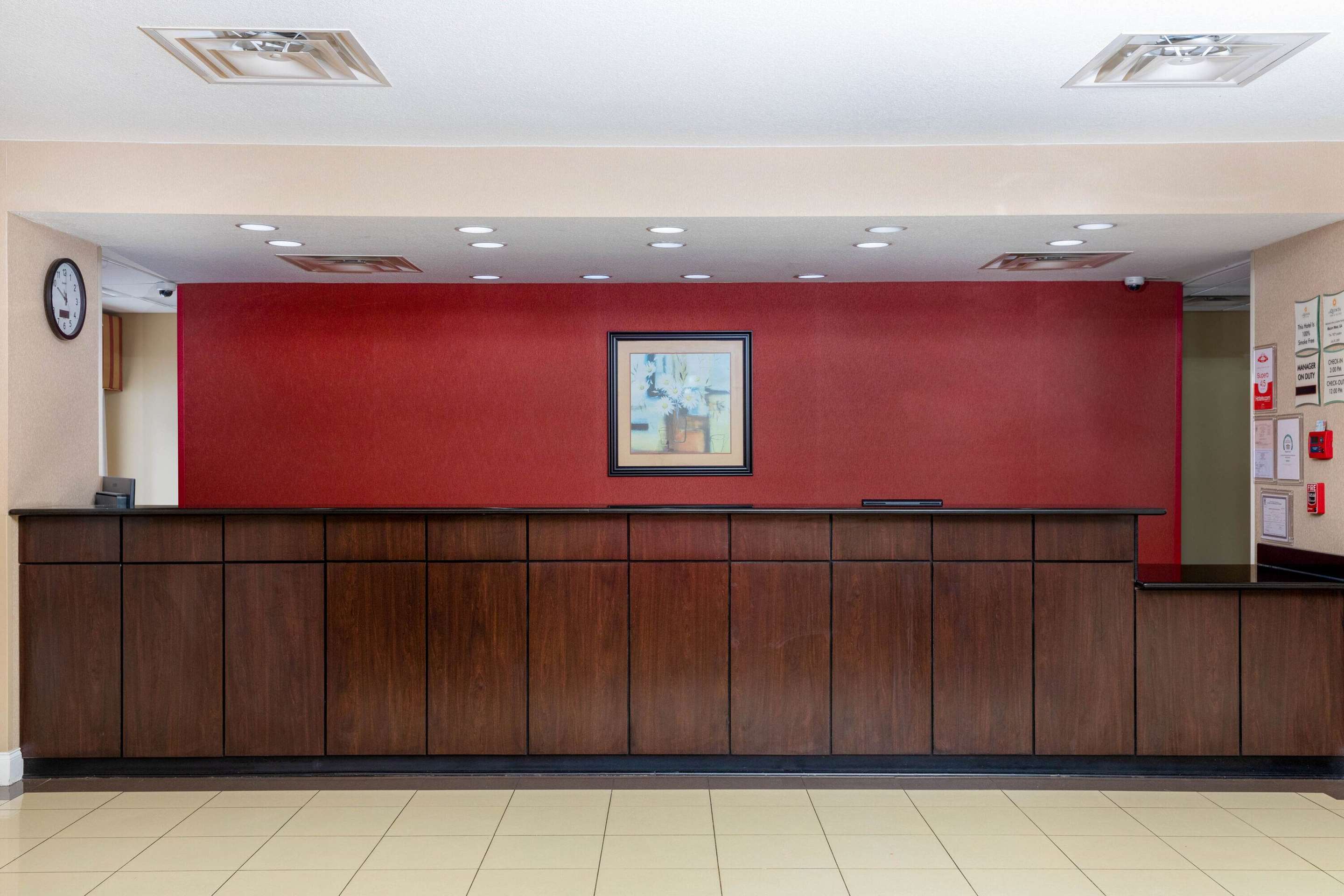 Lobby | La Quinta Inn & Suites by Wyndham Macon West
