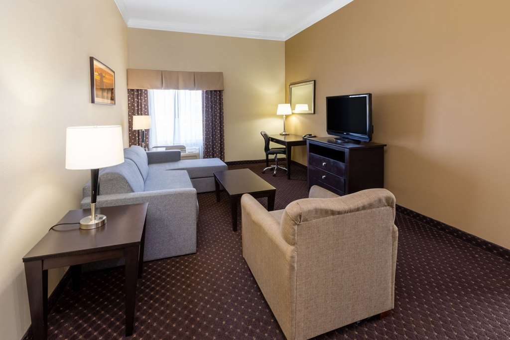 LA QUINTA INN STE HOUSTON NEW CANEY-guestroom-Guest Room,Suite,On-Site.jpg