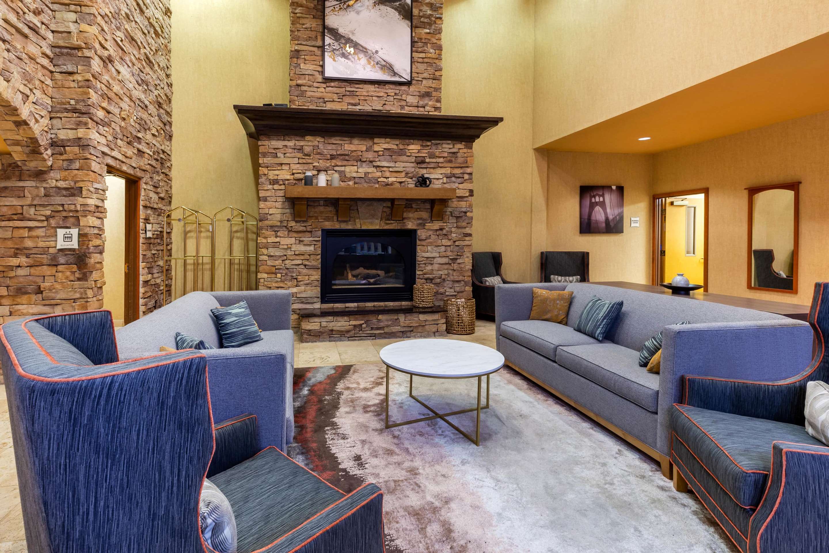 Lobby | La Quinta by Wyndham Vancouver