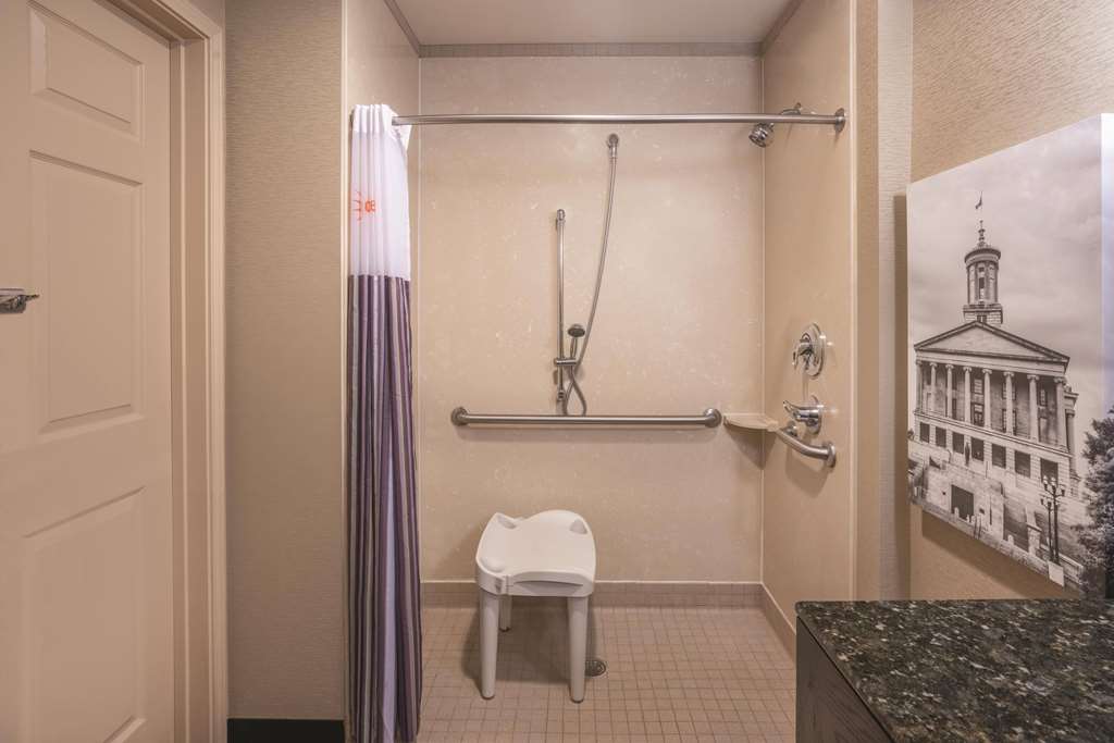 LA QUINTA INN STE SMYRNA NASHVILLE-guestroom-Guest Room,Bathroom,On-Site.jpg