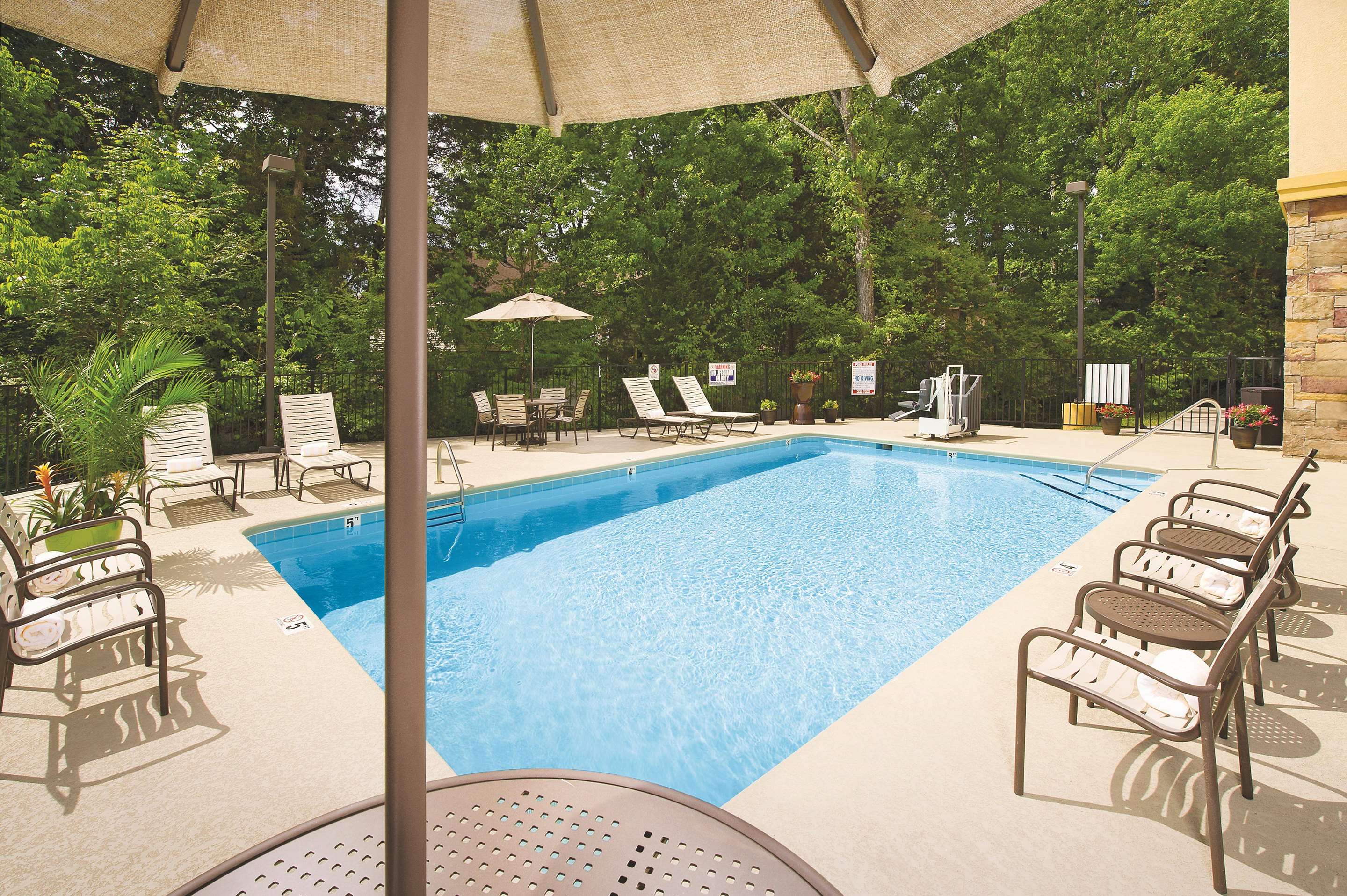 Pool | La Quinta Inn & Suites by Wyndham Smyrna TN - Nashville