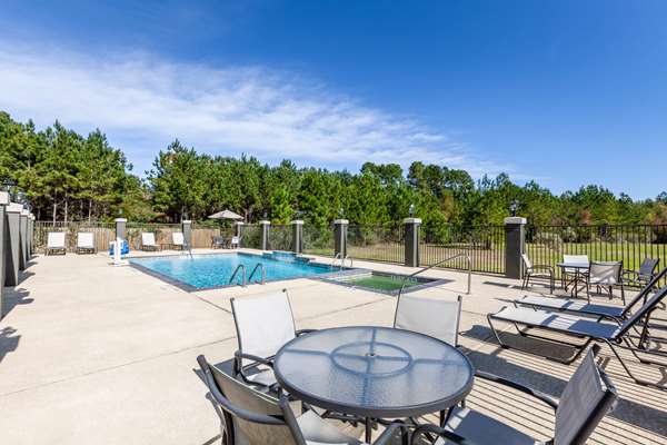 Pool - La Quinta Inn & Suites Lumberton