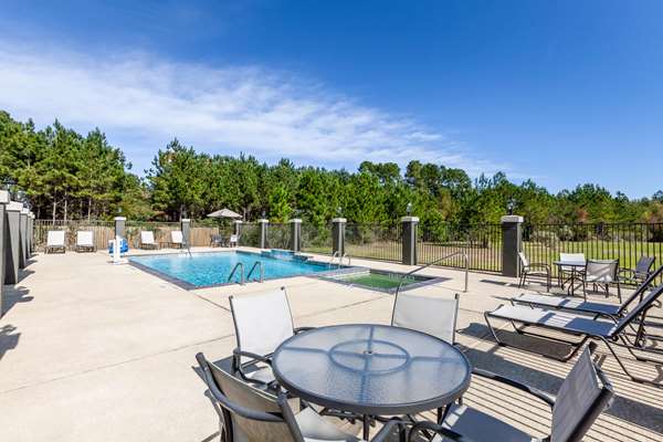 Pool - La Quinta Inn & Suites Lumberton