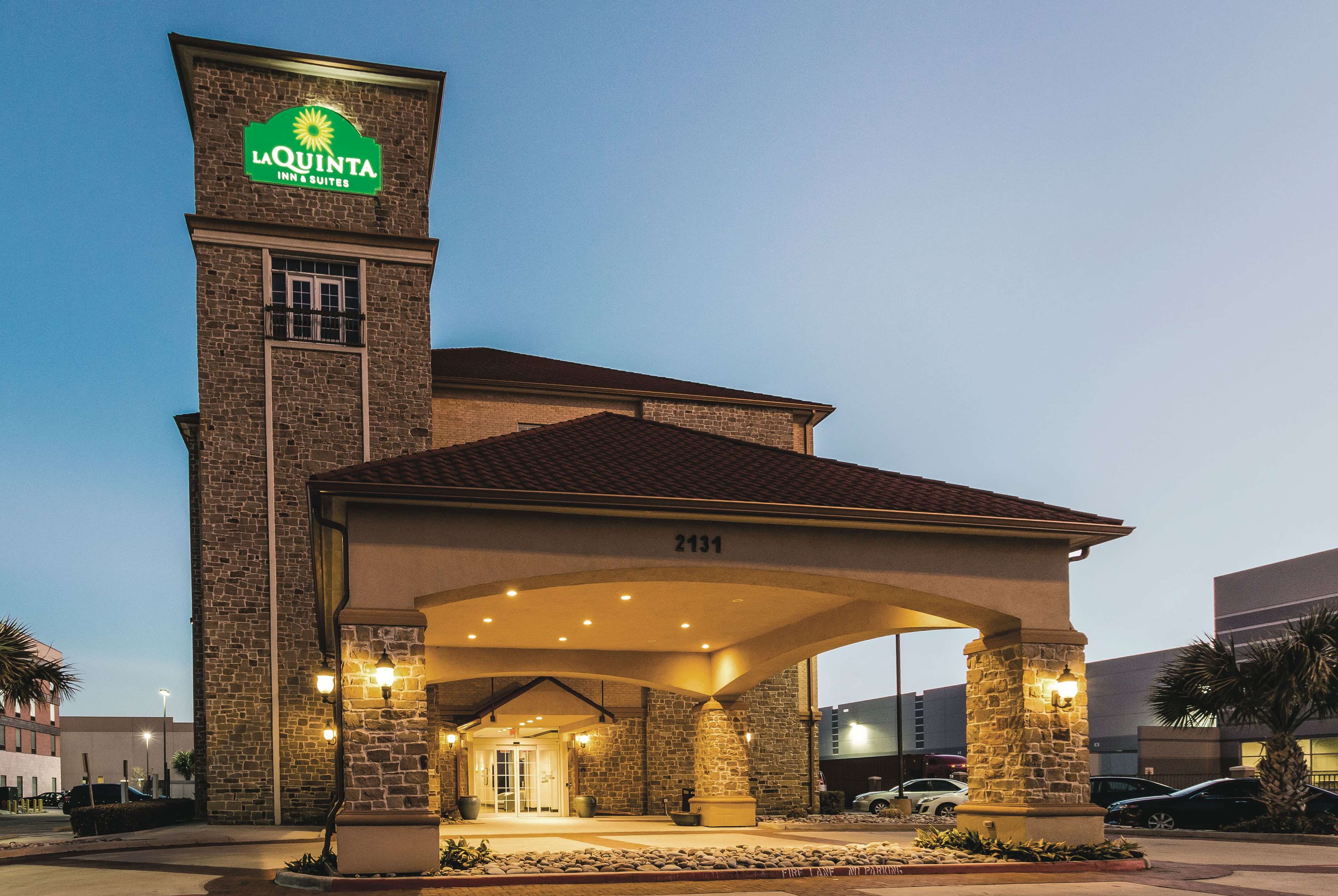 La Quinta Inn & Suites by Wyndham Dallas Grand Prairie South