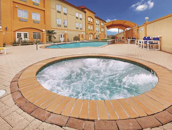 Pool - La Quinta Inn & Suites Raymondville