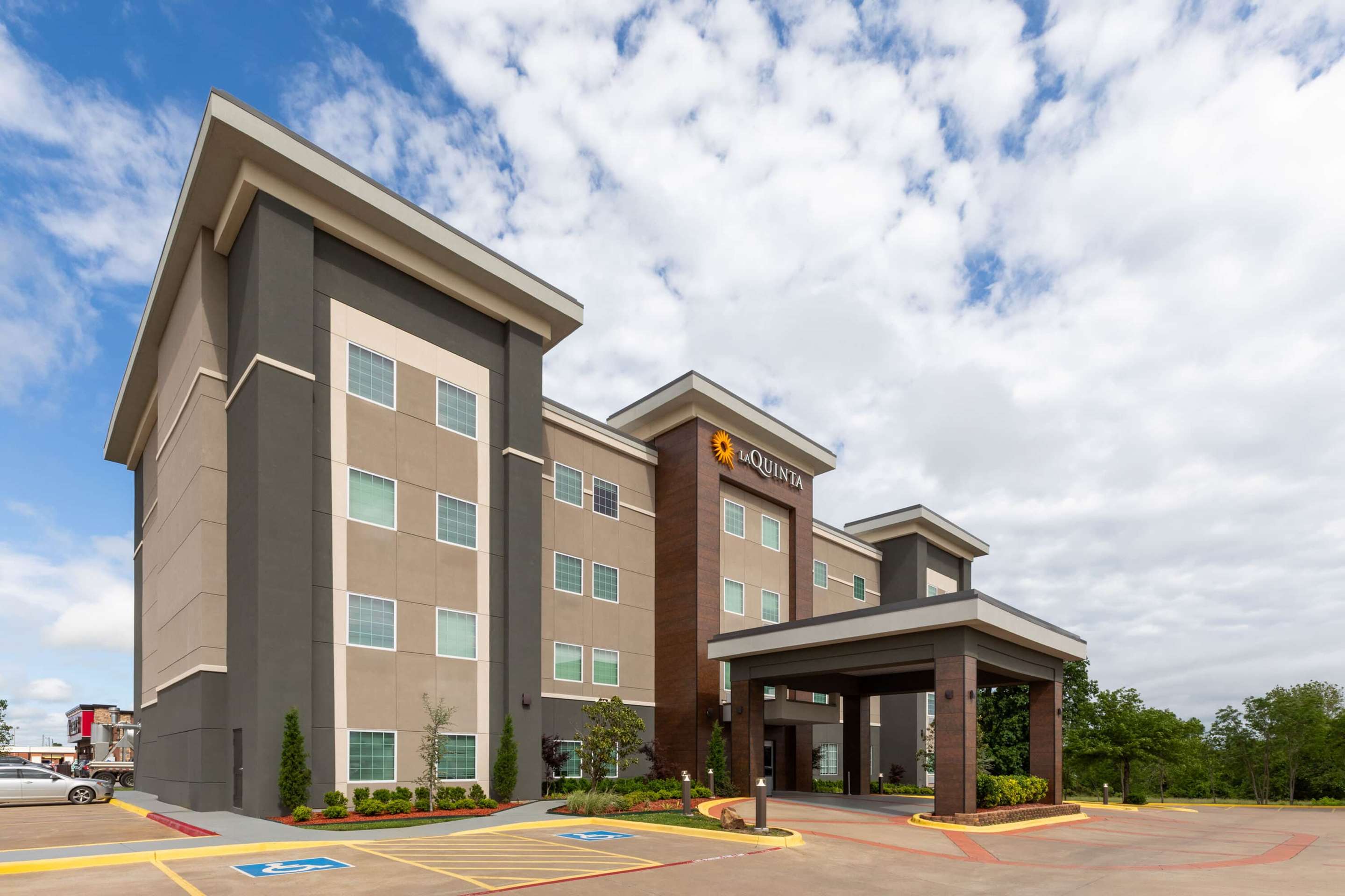 Exterior | La Quinta Inn & Suites by Wyndham McAlester