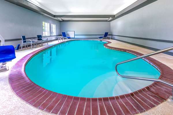 Pool - La Quinta Inn & Suites Jacksonville