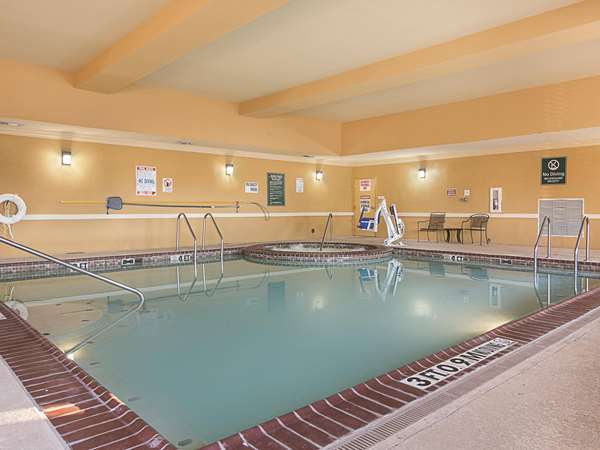 Pool - La Quinta Inn & Suites Mt Pleasant
