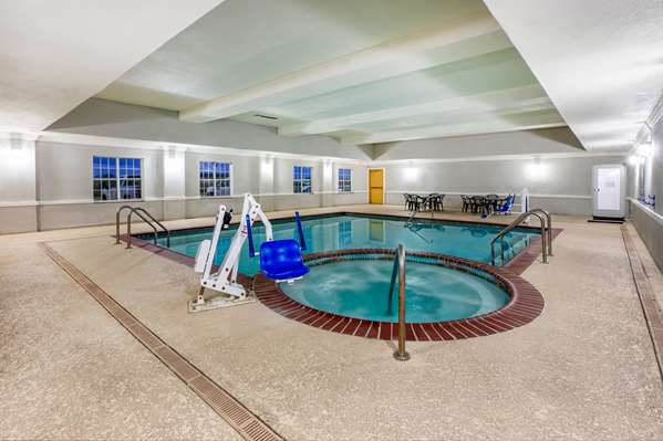 Pool - La Quinta Inn & Suites Mt Pleasant
