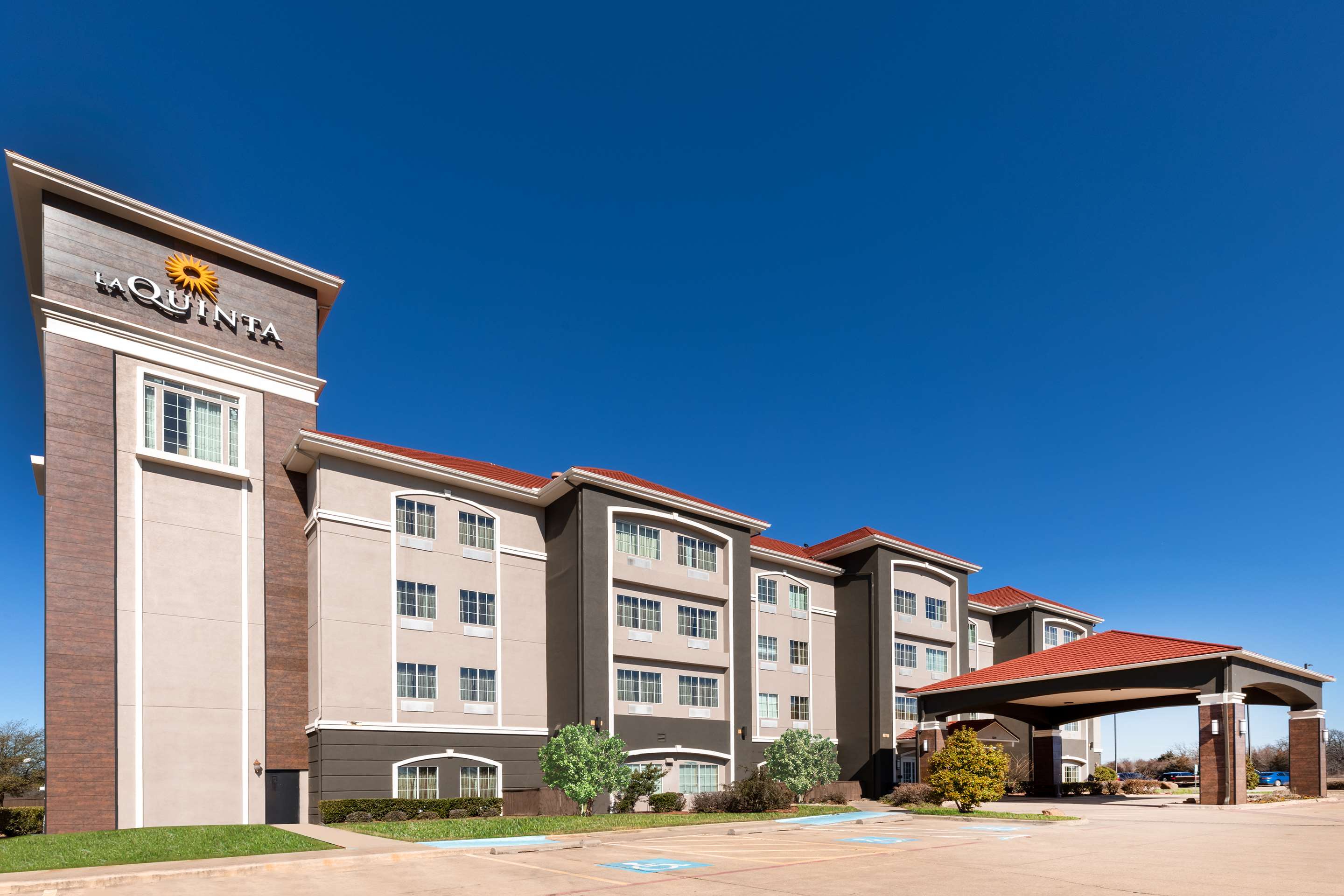 exterior view | La Quinta Inn & Suites by Wyndham Mt. Pleasant